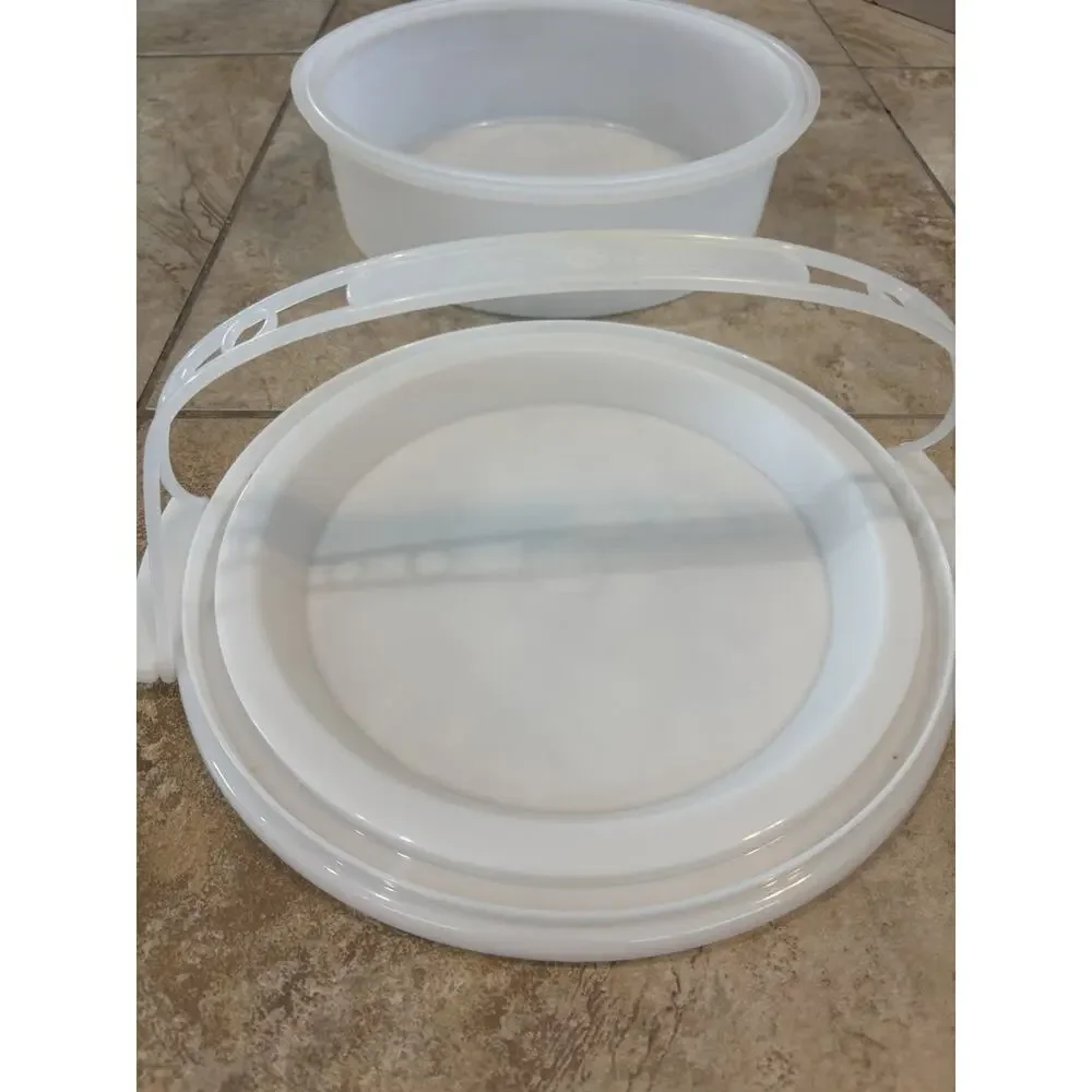 Vintage Tupperware Round Cake Taker Pie Carrier White w/ Locking Handle & Lid
